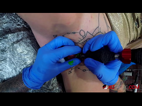 ❤️ Extremadamente tatuado hottie Sully Savage consiguió un tatuaje en su clítoris ️ Super porno en es.bladesoul.top ❌️